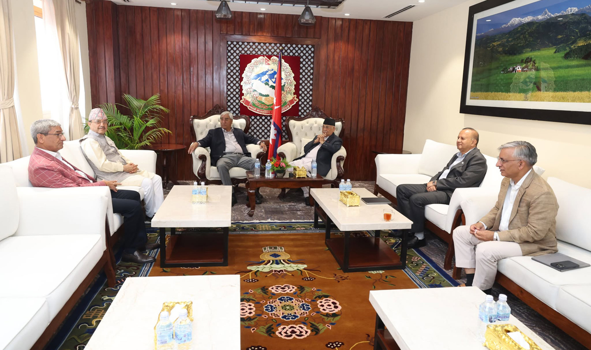 kp-sherbahdur-and-congress-uml-meeting.jpg